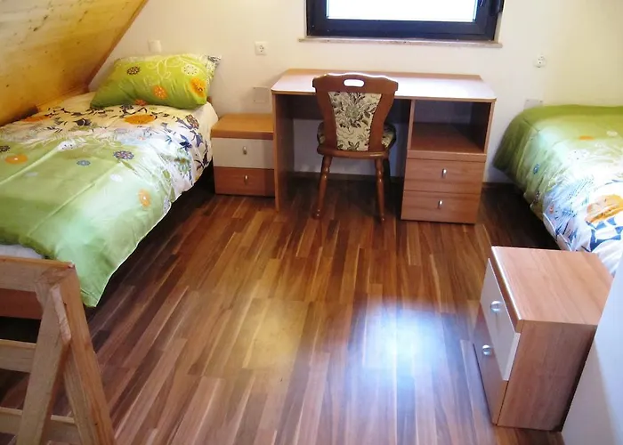 Semesterbostad Cesnovar Raka